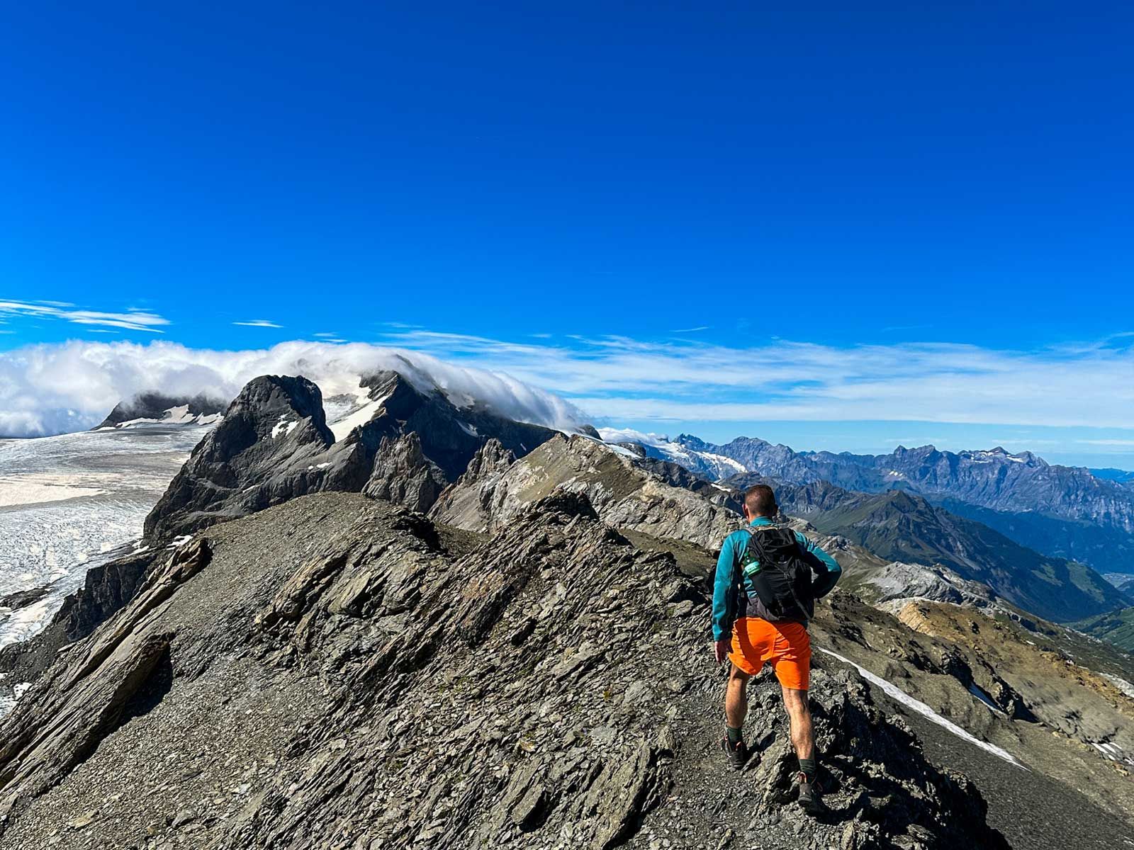 Marco auf Berggrat-Wanderung